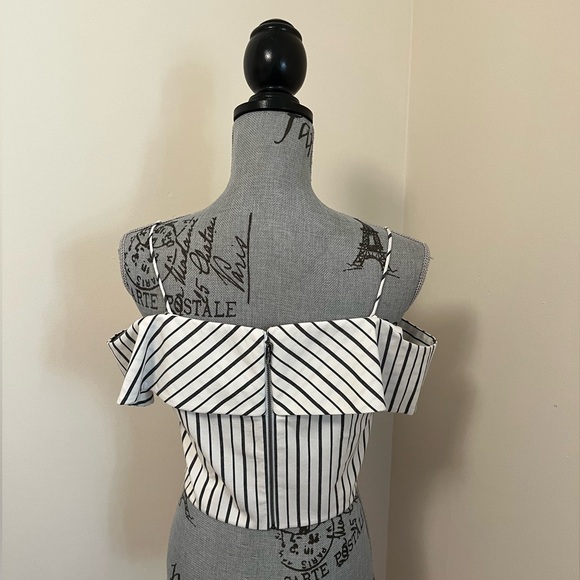 Alice + Olivia Haydee Cold Shoulder White Striped Off Crop Top, Size 8 - Picture 5 of 16